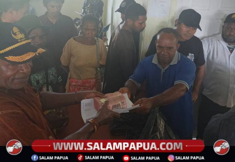 Suasana penyerahan dana PKH II dari Pemkab Nduga kepada perwakilan masyarakat di Kantor Dinas Sosial dan Tenaga Kerja Nduga, Kamis (11/6/2026)(Salampapua.com/Elea Worom)