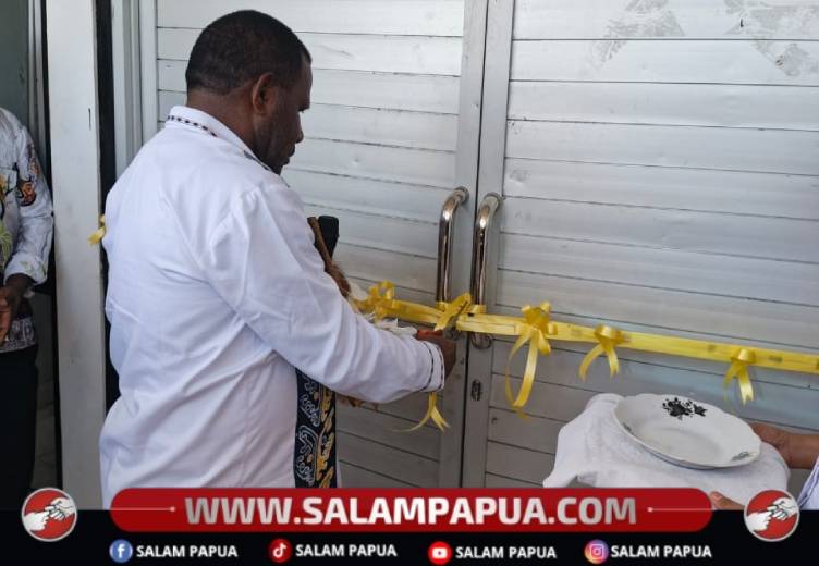 Bupati Kabupaten Nduga, Yoas Beon, SIP menggunting pita peresmian Puskesmas Krepturi, Kamis (21/5/2026)(Salampapua.com/Elea Worom)