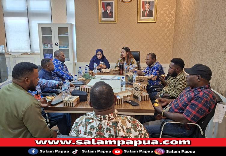 Suasana pertemuan DPRK Mimika dan Pegunungan Bintang di ruang rapat Fraksi Demokrat Gedung DPRK Mimika, Jumat (20/06/2025) (Salampapua.com/Sianturi)