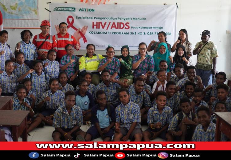 Foto bersama CSR PT Petrosea dan guru serta para siswa SMP Negeri 6 Mimika usai sosialisasi, Kamis (28/8/2025)