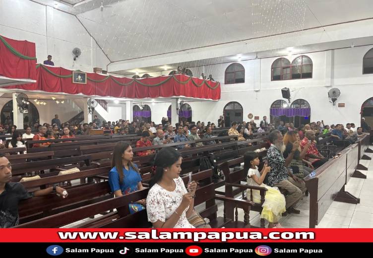 Suasana perayaan Natal Keluarga Besar PT Petrosea Tbk Timika di GKI Ebenhaezer Timika, Sabtu (13/12/2025)(Salampapua.com/Evita)