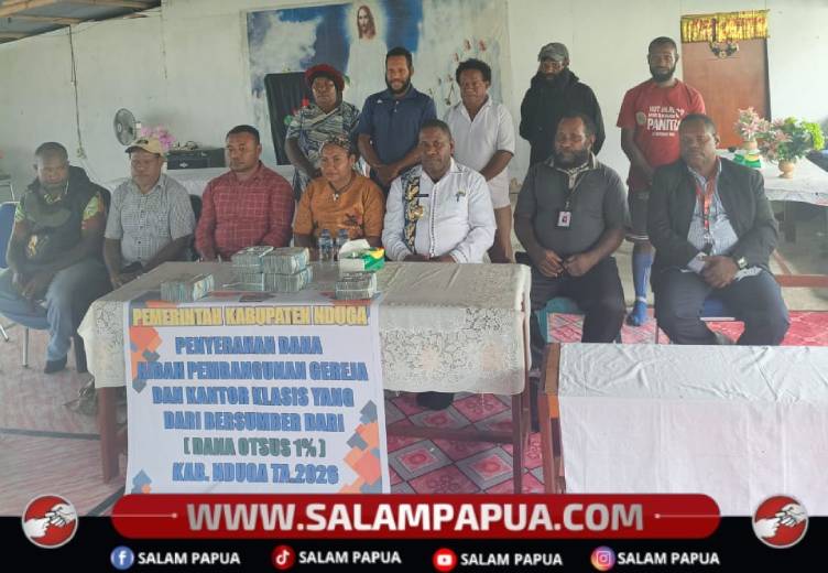 Bupati Kabupaten Nduga, Yoas Beon bersama jemaat salah satu gereja di Kenyam usai penyerahan bantuan hibah Otsus, Senin (1/6/2026)(Salampapua.com/Elea Worom)