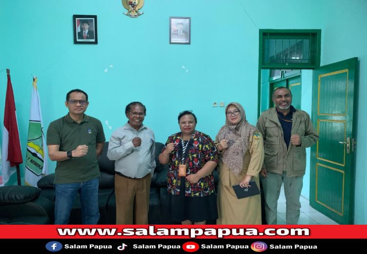 Foto bersama YPMAK dengan pihak SMA Negeri 1 Mimika (Salampapua.com/Evita)