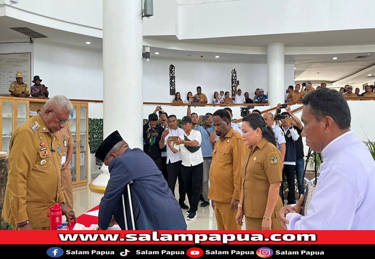 Petrus Yumte Dilantik Sebagai Penjabat Sekda Mimika Gantikan Ida Wahyuni