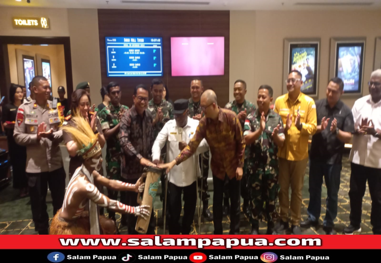 Pj Sekda Mimika, Petrus Yumte, jajaran Forkopimda Mimika bersama manajemen Diana Mall menabuh tifa pada Grand Opening Cinema XXI Timika, Rabu (30/10/2024)