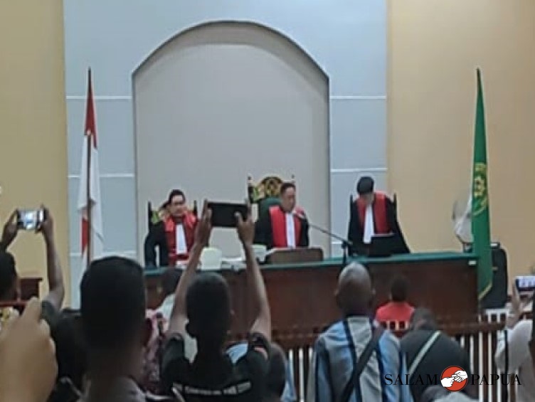 SIDANG VONIS 4 TERDAKWA KASUS MUTILASI DI TIMIKA DIKAWAL KETAT 100 PERSONEL TNI-POLRI