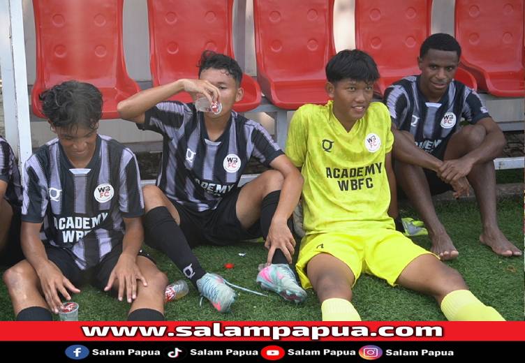 Para pemain Akademi WFBC salah satunya Dom Magal (kanan) dari Timika yang baru beberapa minggu bergabung ke Bandung (Dokumen WBFC)