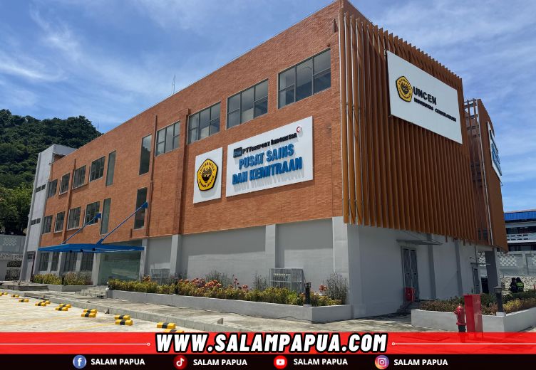 Gedung Pusat Sains dan Kemitraan UNCEN di Abepura, Jayapura, dibangun PTFI di atas lahan 4.800 m? dengan luas bangunan 2.800 m?, dilengkapi taman dan plaza serta area parkir seluas 1.300 m?