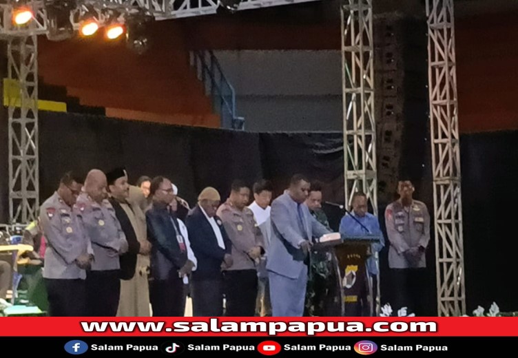 Doa berantai yang dipimpin lima tokoh agama di Mimika pada KKR Menuju Pilkada Damai di Tanah Papua (salampapua.com/Acik)