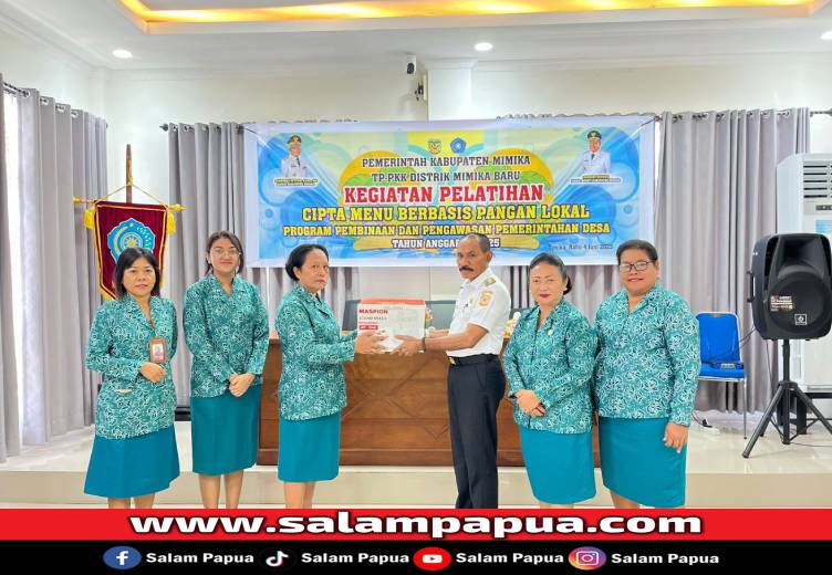 Kadistik Mimika Baru, Joel D Lukuhay, SE menyerahkan peralatan masak kepada perwakilan TP PKK, Rabu (4/6/2025) (Salampapua.com/Evita)
