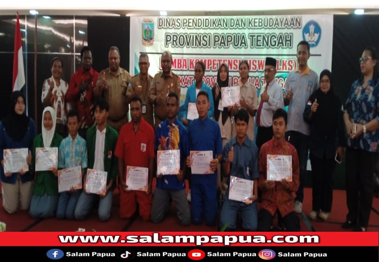Foto bersama saat penyerahan hadiah kepada pemenang lomba (salampapua.com/Foto dokumen pribadi Juri lomba)