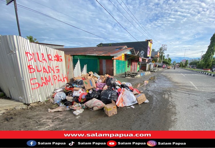 Sampah Di Depan SD Koperapoka Timika Sangat Mengganggu Proses Belajar Mengajar Murid