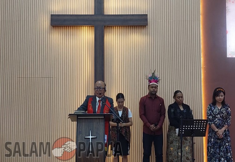 Pdt. Abraham A. D. Manurung yang merupakan Pembina dan Penasehat APG saat menyampaikan kotbah Natal (salampapua.com/JR)