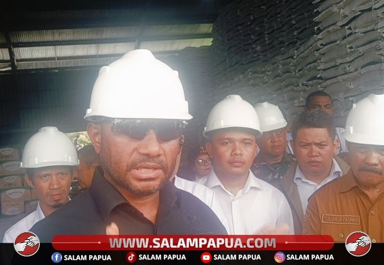 Anggota DPR RI Yan Mandenas Tinjau Stok Dan Distribusi Pangan Di Bulog Nabire