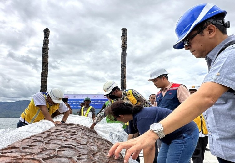 Pengecekan salah satu totem Kamoro yang baru tiba di area pembangunan ?Taman Totem Dunia? dan program ?Penataan Kawasan Waterfront City Pangururan? di Kecamatan Pangururan, Samosir, Sumatera Utara, Rabu (27/9/2023) (Foto:Corp.Comm PTFI)