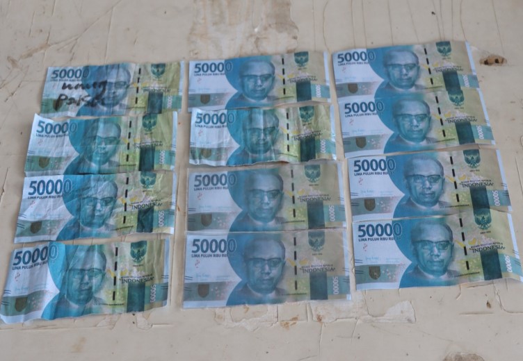 Barang bukti uang palsu yang berhasil diamankan Polisi (salampapua.com/Foto Satreskrim Polres Nabire)