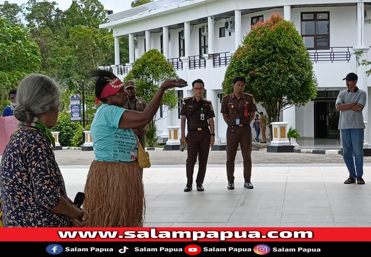 Dugaan Praktik Nepotisme Seleksi DPRK Mimika, Tokoh Perempuan Gelar Ritual Adat