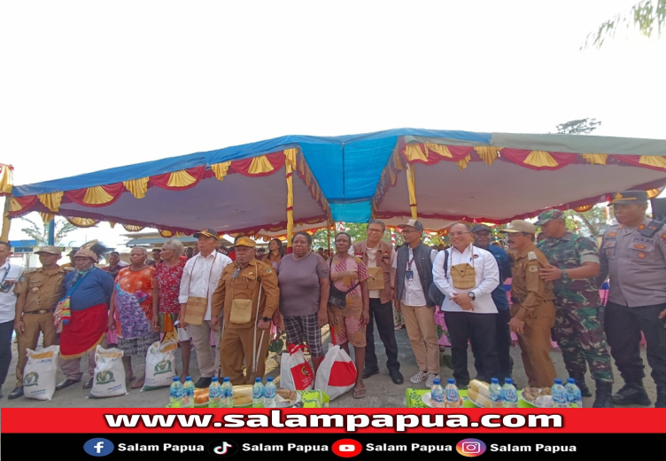 Temui Masyarakat Miskin Di Mimika, Menko PMK Serahkan Bantuan