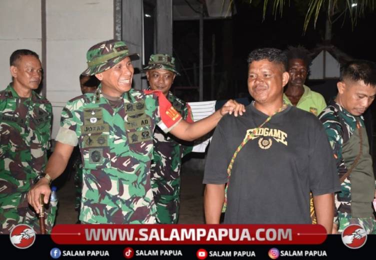 7. Dansatgas Kodim 1710/MimikaLetkol Inf Jozanda yang meninjau lokasi kegiatan TMMD yang selalu memberikan semangat kepada anggotanya (Humas Kodim 1710/Mimika)