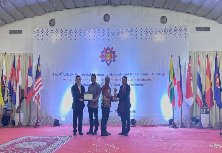 Senior Vice President Underground Mine PTFI, Hengky Rumbino (kedua dari kanan) saat mewakili manajemen PTFI menerima penghargaan Good Mining Practice, Metallic Mineral oleh ASEAN Mineral Awards 2023, di Phnom Penh, Kamboja, pada Kamis (23/11/2023) waktu setempat (salampapua.com/Foto Corp.Comm PTFI)