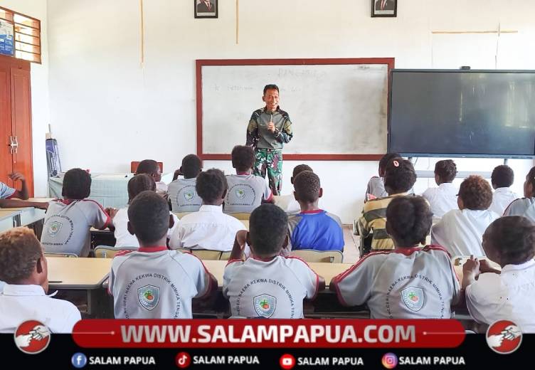 Tanamkan Cinta Bangsa Sejak Dini, Satgas TMMD Beri Wawasan Kebangsaan Di SD Naena Keakwa