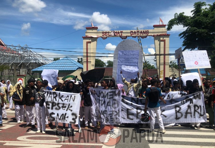 Siswa, Guru Dan Orang Tua Murid SMKN 3 Kesehatan Timika Gelar Demo Tolak Kepsek Baru