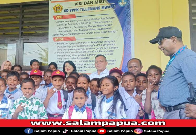 Tim Juri Corporate Social Responsibility (CSR) dan Pengembangan Desa Berkelanjutan (PDB) Award 2025 dan Tim YPMAK bersama para murid SD YPPK Tillemans Timika (Salampapua.com/Evita)