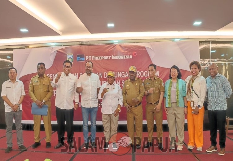Foto bersama usai penyerahan bantuan (Foto:salampapua.com/Evita)