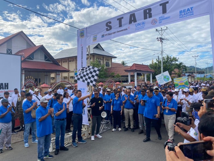 Aksi Jalan Santai Bersih Kota sejauh 2,5 Km bersama Pj. Sekda Provinsi Papua Tengah dan Presdir PTFI Tony?Wenas?di?Nabire, Papua Tengah (Foto:corp.comm PTFI)