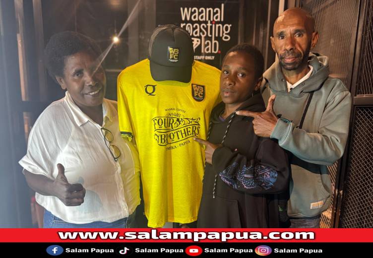 (dari kiri) Mama Christina Natkime, Arianus Arnold Natkime Imco dan Paulinus W Imco di Waanal Coffee & Resto SP3 Timika (Dokumen Akademi WBFC)