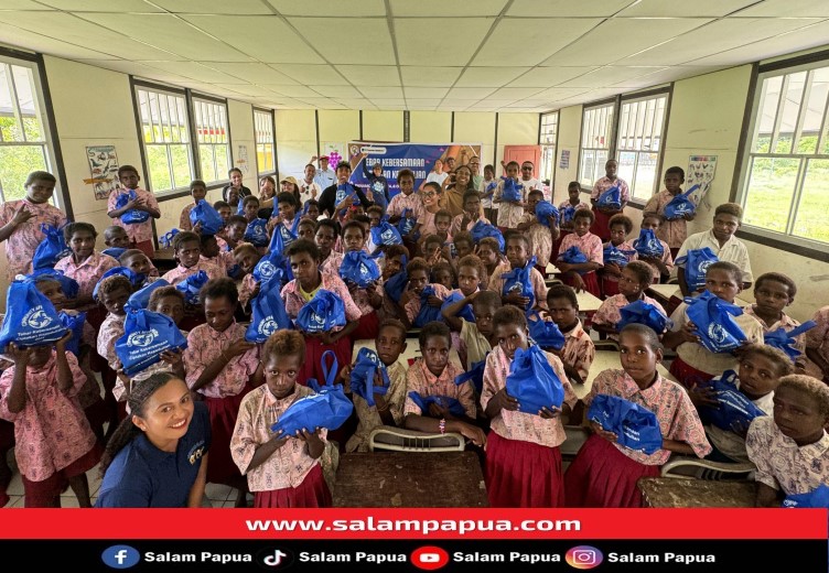 Siswa SD YPPK Otakwa saat menerima bingkisan perlengkapan sekolah dari kegiatan "Tebar Kebersamaan dan Ciptakan Kepedulian" yang dilaksanakan oleh karyawan muda divisi CA PTFI di Tiga Kampung Distrik Mimika Timur Jauh, Kamis (18/4/2024) (salampapua.com/Foto Corp.Comm PTFI)