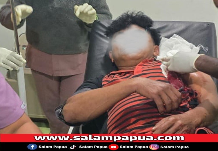 Korban dalam kondisi terluka saat ditangani tim medis (salampapua.com/Foto Dokumen Kodam)