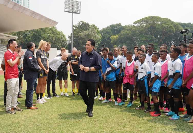 Ketua Umum PSSI Erick Thohir saat memberikan motivasi kepada para siswa PFA pada Coaching Clinic BVB Legends di Stadion Madya Senayan, GBK, Jakarta, Jumat (8/9/2023) (Foto:Corp.Comm PTFI)