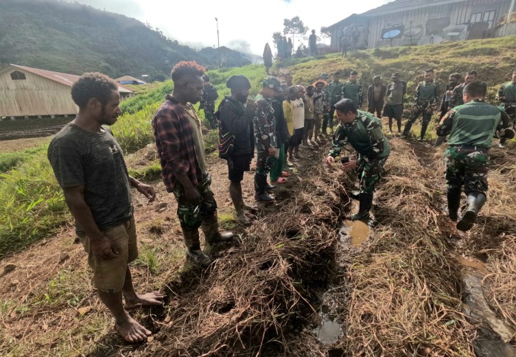 SATGAS YONIF PR 433/JS AJARKAN ILMU PERTANIAN MODERN DI DISTRIK MBUA KABUPATEN NDUGA