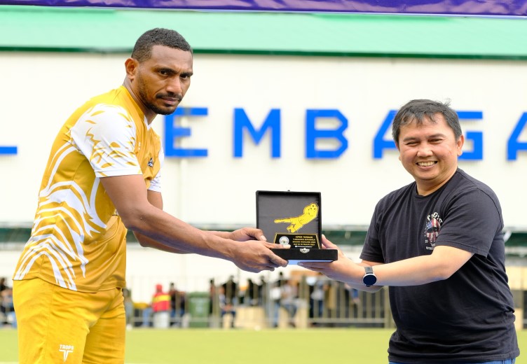 Kiper Concentrating A Yusak Rejauw saat menerima plakat sebagai Kiper terbaik (salampapua.com/Istimewa)