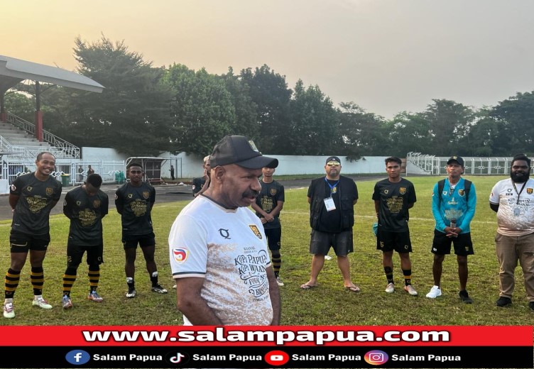 Titus Natkime saat memberikan arahan dan supportnya kepada para pemain-pemain muda berbakat WBFC Mimika setelah bertanding melawan Labura Hebat FC, Rabu sore (15/5/2024) (salampapua.com/Foto Official WBFC)