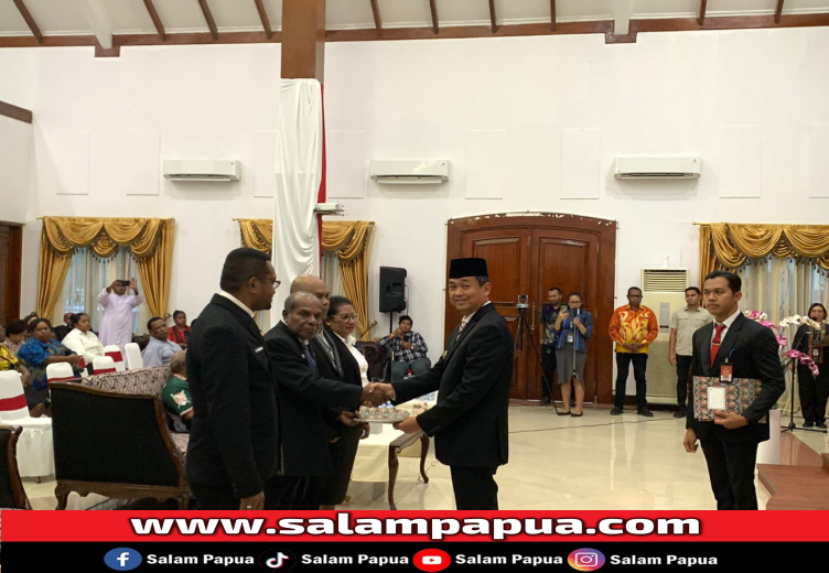 Pj Bupati Mimika Valentinus Sudarjanto Sumito saat melantik Pejabat Eselon II dan pengambilan sumpah pejabat yang dilakukan di Pendopo Rumah Negara, Kamis (21/11/2024) (Salampapua.com/Evita)