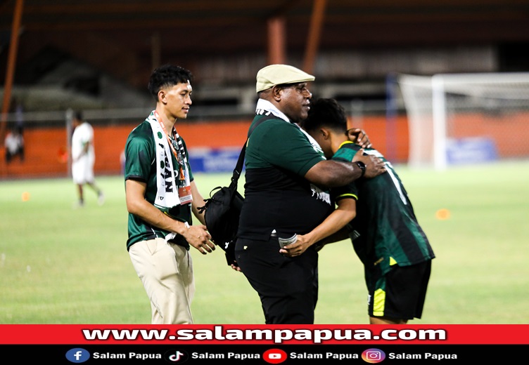Ketua Asprov PSSI Papua Pegunungan Letkol Cpn Athenius Murip saat memeluk salah satu pemain tim sepak bola putra Papua Pegunungan di akhir pertandingan (salampapua.com/Foto Official Papua Pegunungan)