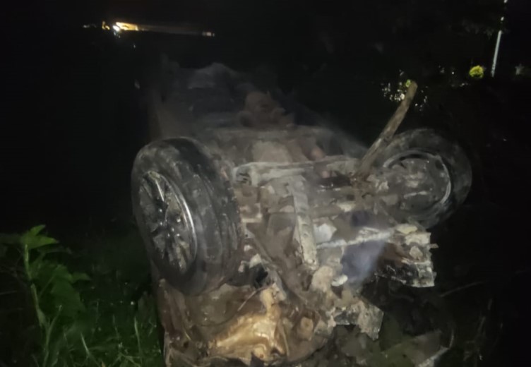 DIDUGA BERKENDARA DALAM KEADAAN MABUK, MOBIL SEORANG PEREMPUAN TABRAK TROTOAR DAN TERBALIK DI JALAN CENDERAWASIH