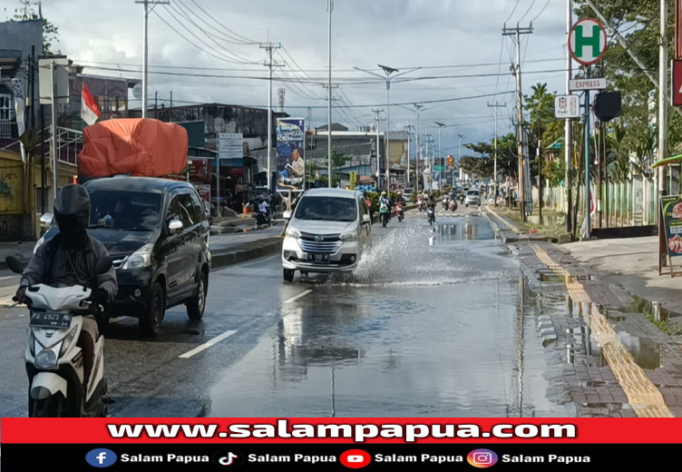 Drainase Tersumbat, Air Meluap Di Jalan Yos Sudarso