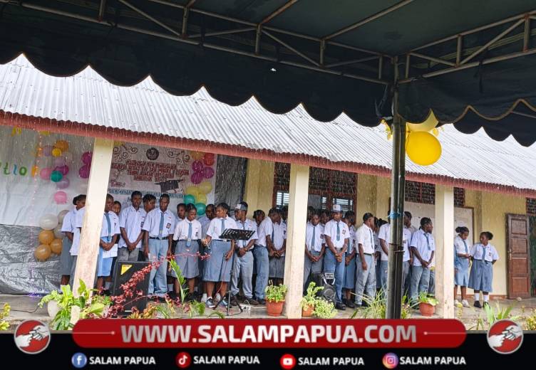 Para siswa Kelas XII SMA Negeri 1 Kenyam Kabupaten Nduga ketika mengikuti pengumuman kelulusan, Kamis (7/5/2026)(Elea Worom)