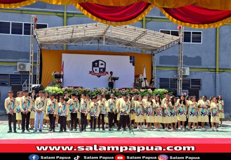 Sebanyak 108 Siswa kelas VI SDK Kalam Kudus saat melantunkan puji-pujian dan momen penyerahan bunga sebagai ucapan terima kasih para siswa kepada orang tua di SDK Kalam Kudus Timika, Selasa (25/05/2025) (Salampapua.com/Acik)