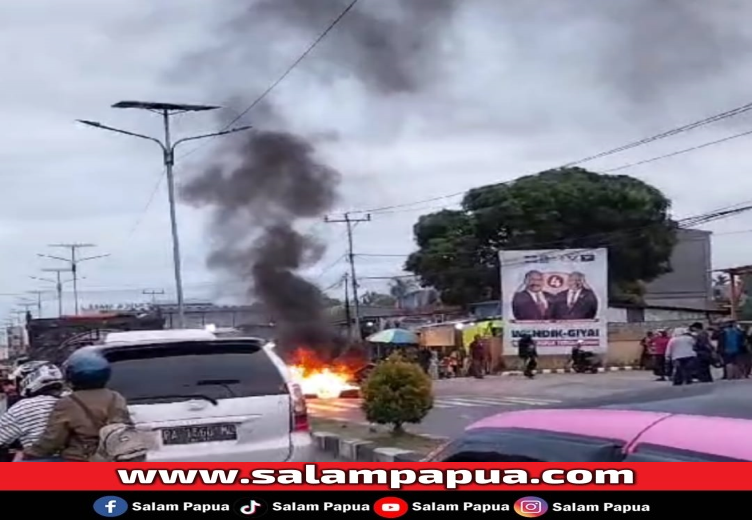 Tangkapan video aksi bakar ban bekas oleh puluhan sopir pickup, truk dan tukang ojek depan Sekretariat Pemenangan Paslon Gubernur dan Wakil Gubernur Papua Tengah (Dokumen warga).