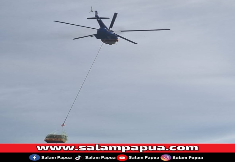 Proses Sling Load pengiriman logistik ternak babi menggunakan Helikopter Mil Mi-171 dari Bandara Mozes Kilangin Timika menuju Kampung Aroanop Distrik Tembagapura (salampapua.com/Foto Corp.Comm PTFI)