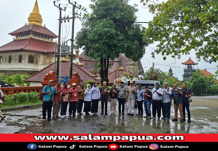 Rombongan FKUB Kabupaten Mimika foto bersama di Kompleks Puja Mandala, di Kelurahan Benoa, Kecamatan Kuta Selatan, Kabupaten Badung, Bali, Kamis (25/6/2025) (Salampapua.com/Sianturi)