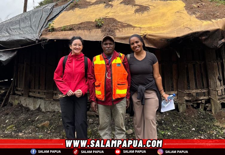 Elfrida Natkime (kanan) dan Dr. Preysi Sherly Siby (kiri) saat melakukan penelitian di Banti, Distrik Tembagapura, Kabupaten Mimika (salampapua.com/Foto Dokumen Pribadi Elfrida)