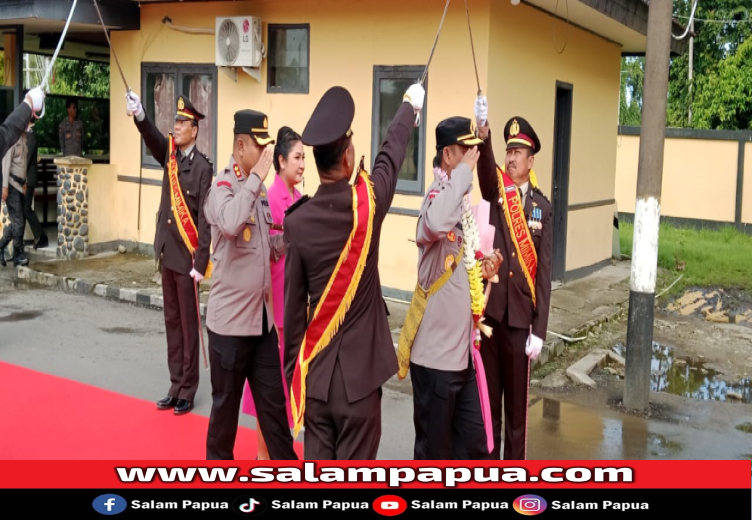 AKBP I G Komang Budiartha Disambut Pedang Pora Sebagai Kapolres Mimika