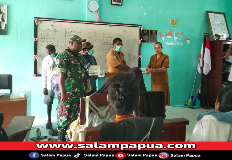 Penyerahan simbolis masker oleh Kepala Kampung Nawaripi, Nurman Ditubun kepada Kepala SMA Negeri 1 Mimika, Dra. Nona Yeniy Gogani, M.Pd, Senin (17/11/2025) (Dokumen Pemkam Nawaripi)