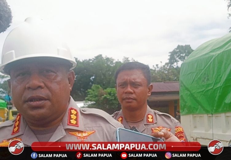Wakapolda Papua Tengah Dampingi Yan P. Mandenas Tinjau Distribusi Bantuan Di Nabire