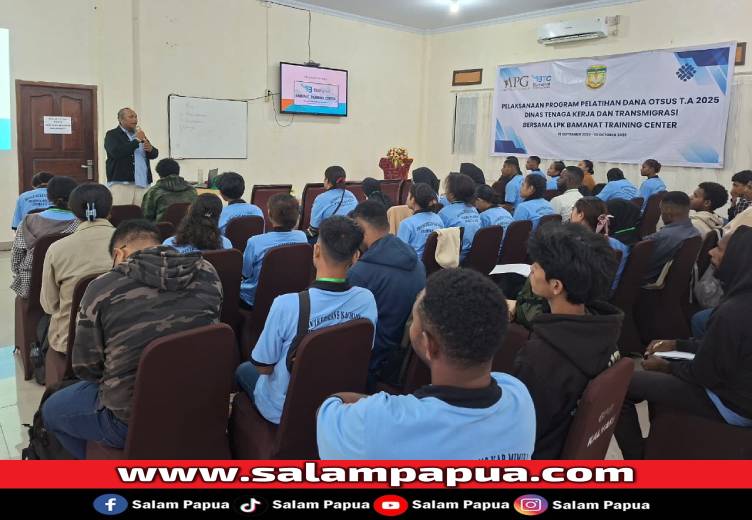 Suasana pelatihan K3 yang digelar Disnakertraans Mimika bekerja sama dengan Bamanat Training Center di Gedung Magdalena Kompleks Waanal Coffee & Resto SP3 Timika, Senin (15/9/2025) (Salampapua.com/Sianturi)